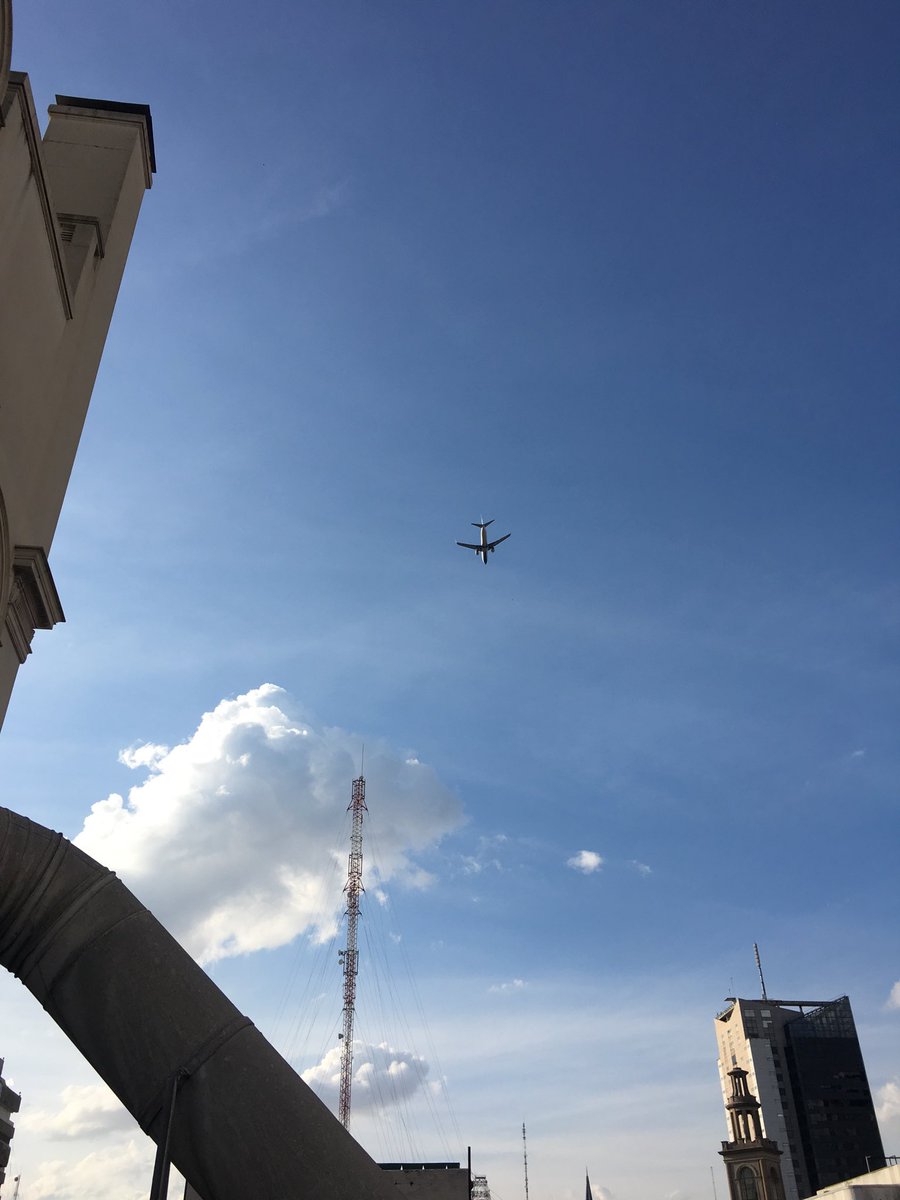 aguava_'s tweet photo. Un avión pasó por arriba de #EdificioBencich recién no es ruta #aviondesviado #aerolineasargentina #panzaazul https://t.co/B0l82hIbDc