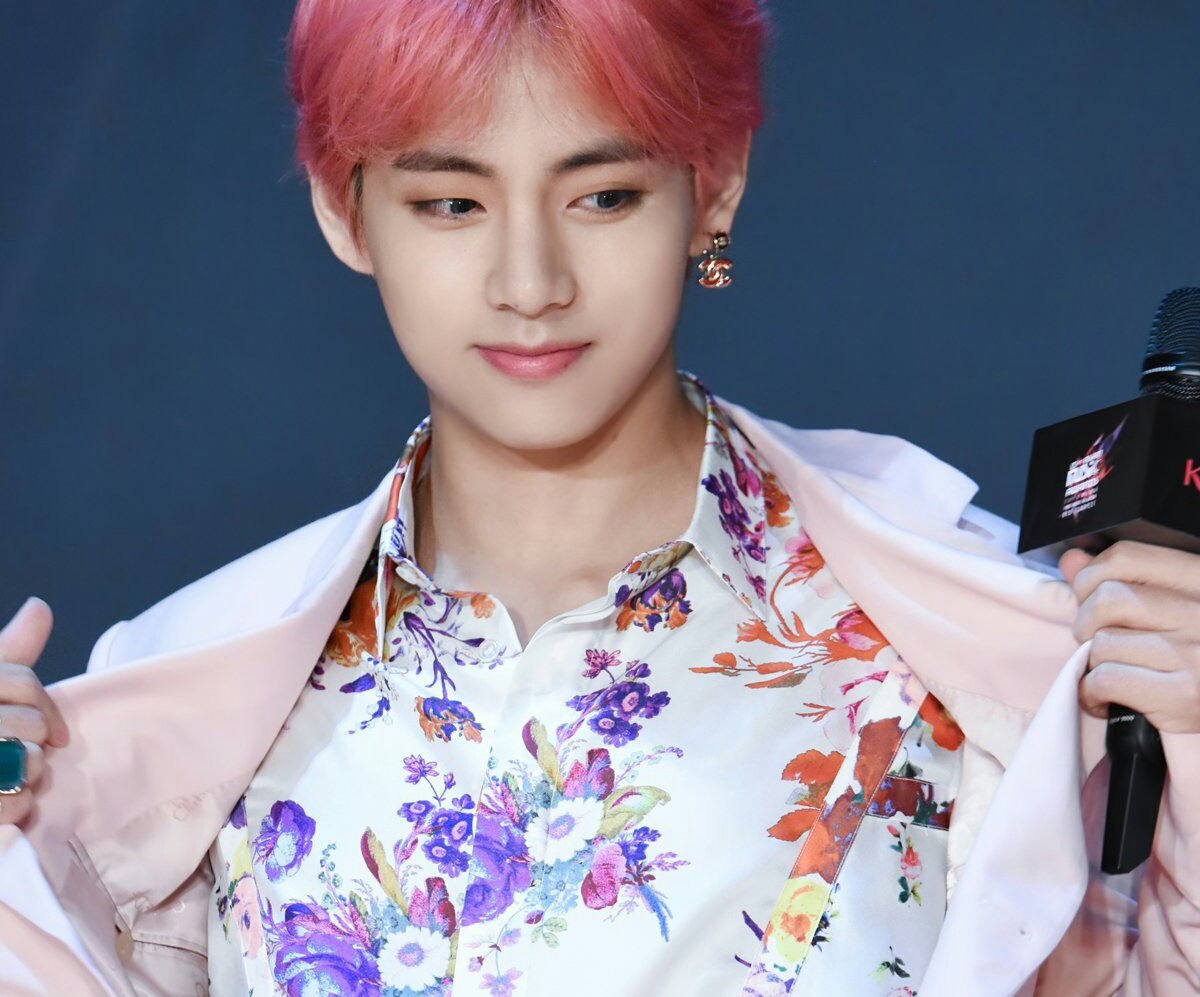 fxckkpoppies's tweet photo. I have reached 100 followers so now I can help those who still need more, like or rt and I'll follow everyone #ArmyFollowArmy https://t.co/9XSXrLnuyu