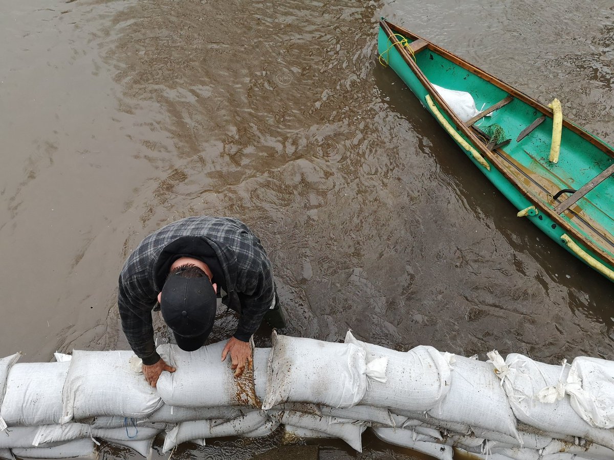 IGFrancke's tweet photo. Des préparatifs aux allures de châteaux forts à Saint-André-d'Argenteuil #inondations https://t.co/GDAdtkzRa2
