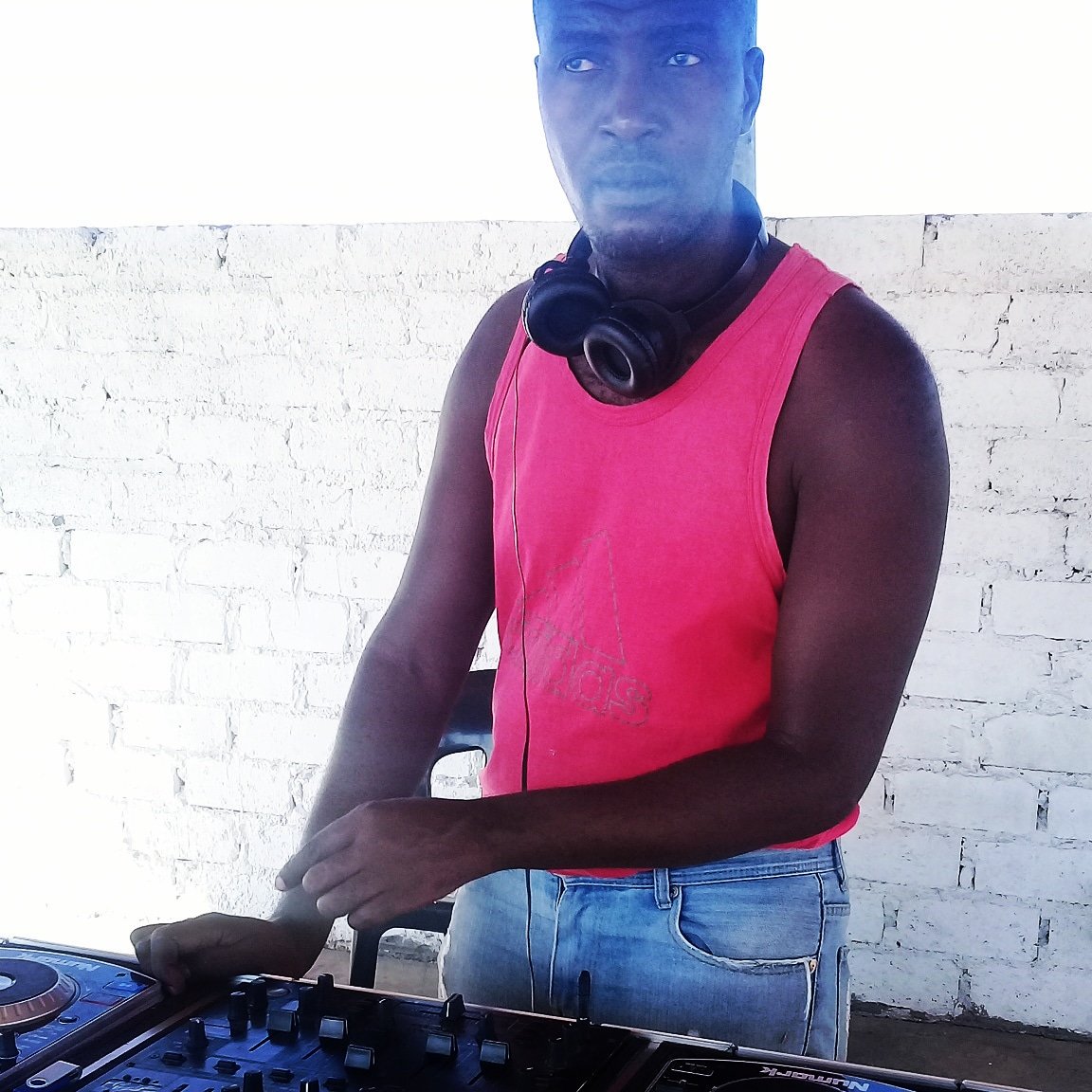 MBEMI_ENT's tweet photo. #Djsmane the superstar #whynot https://t.co/pDW38mk2gR