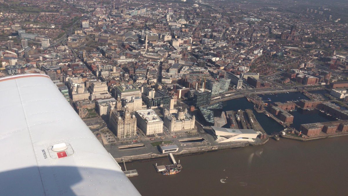 Beautiful day for flying. Inbound to ⁦<a href="/LPL_Airport/">Liverpool John Lennon Airport</a>⁩ with ⁦<a href="/RavenairLJLA/">Ravenair LAS #fullserviceindependentFBO</a>⁩ earlier today