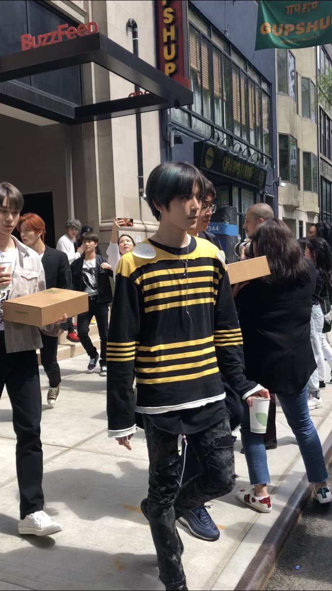 jaehmark's tweet photo. his sweater paws !! :( #NCT127inUSA #NEOCITY_TOURBUS https://t.co/7ISdMQdjqk