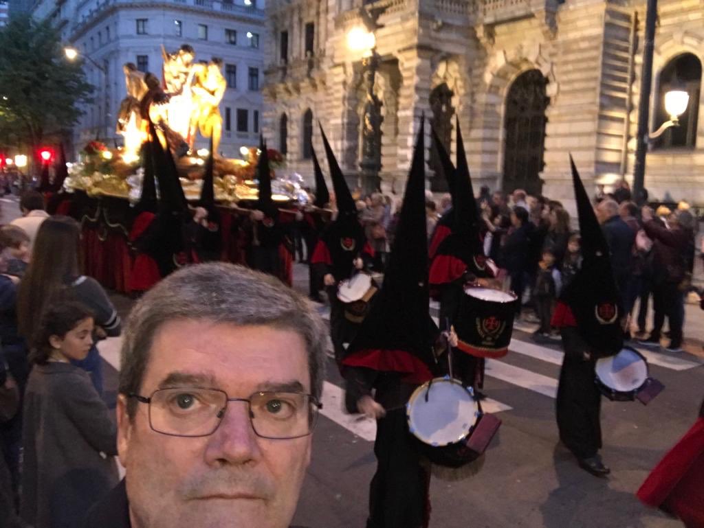 juanmariaburto's tweet photo. 🅱️ #Bilbao tiene gran ambiente también en Semana Santa. Miles de personas conociendo nuestra Villa, gastronomía, museos y disfrutando del #BasqueFEST. 
➕ A todo ello, se le suman las 13 procesiones de Semana Santa, con más de 3000 cofrades, recorren nuestras calles estos días. https://t.co/yu0XNBe0Je