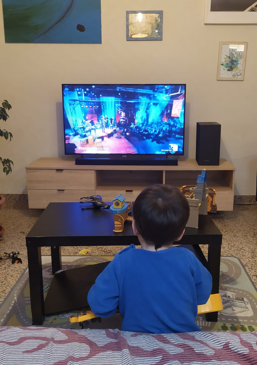 Lucio (2 anni) si è unito alla propagandaorchestra per accompagnare #sanandamaitreya a #propagandalive