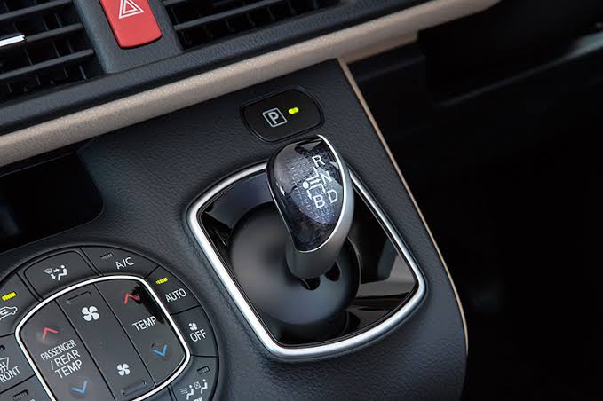 あるぺしろたん V Twitter トヨタでもヴィッツやカローラ アクアなどは違いますがボクシーのハイブリッドやch Rの一部はこれ ホンダでも売れているフィット ヴェゼルのハイブリッドはこんな感じです プリウスの採用の時期はかなり早かったのでシフトノブの問題