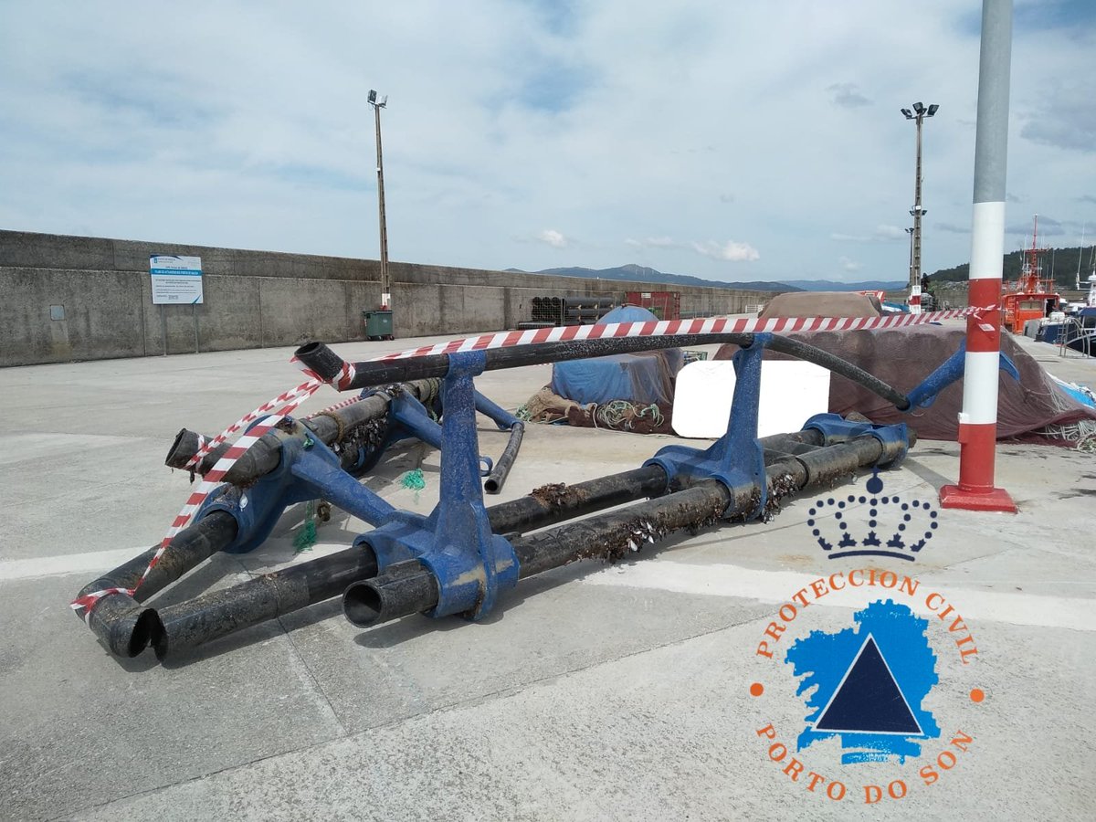 Hoy a las 14:00h. fuimos requeridos por el <a href="/112Galicia/">112 Galicia</a> para colaborar con <a href="/salvamentogob/">SALVAMENTO MARÍTIMO</a>  y Salvamar Regulus, a retirar lo que parecen ser restos de una batea o una jaula marina.