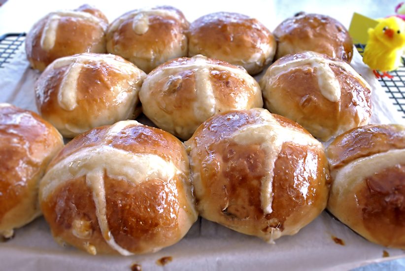foodista's tweet image. These fluffy sweet Hot Cross Buns from @cuisine_fiend is perfect for Easter breakfast.Home made, lightly toasted with a pile of butter on its sliced half. Delicious! foodista.com/recipe/FVZTJ24… #foodista #easter #easterbread #easterbreakfast #easterbrunch #hotcrossbuns #baking #bread