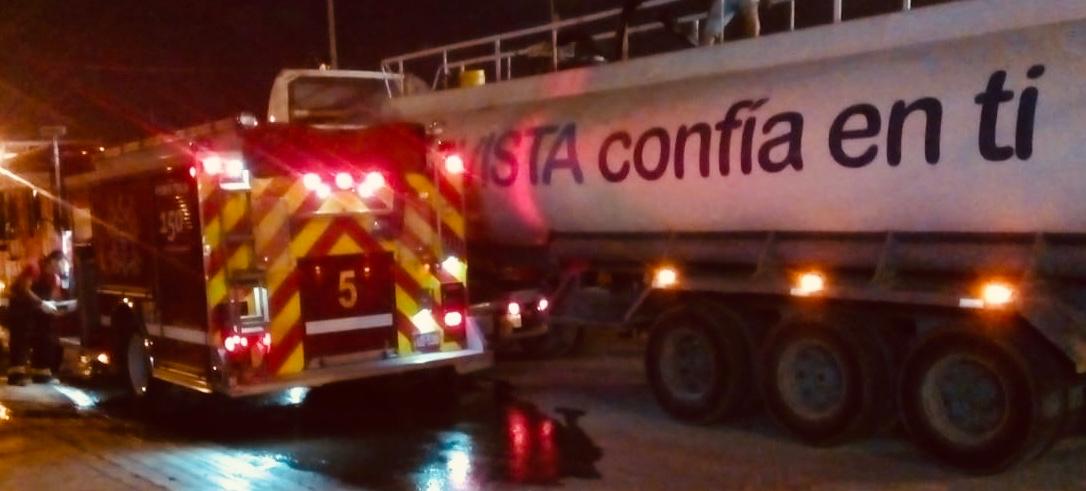 Muni_Bellavista's tweet photo. #Último: La Municipalidad de Bellavista envía cisterna de agua para atender el incendio producido en la cuadra 7 de jirón Cusco, en el Cercado de Lima. 
#AlertaBomberos | @bomberosPE https://t.co/8DjvwIMwEF