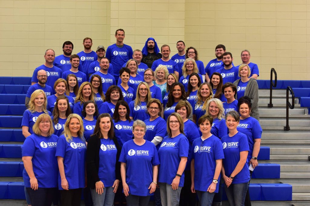 tbeard1123's tweet photo. I’m proud to be part of the @ArabJrHigh faculty and a member of the @ArabCitySchools family. Serve Day 2019 was amazing! We enjoyed serving one of our precious retirees this morning. #ArabCSServeDay #ArabCSVision https://t.co/nRs4H3v7Bt
