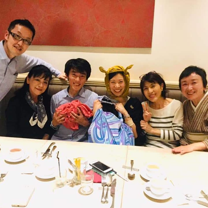 風呂敷文化研究家 つつみ純子 風呂敷の神様が降臨してくださった嬉しすぎる食事会 ふろしき王子 よこやまいさおさん 風呂敷専門店むす美 山田悦子さん 結いく 智田さくらさん ふろしき使い イナバリエさん 三陽商事株式会社 藤井直輔さん