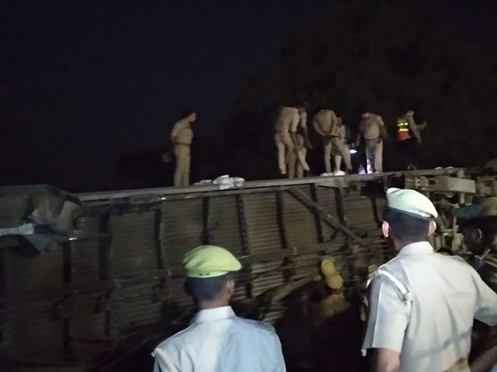 SirJadeja's tweet image. 12 coaches of #PoorvaExpress (Howrah to New Delhi) derailed near Rooma village in Kanpur; 20+ injured, no casualties. Rescue operation on. Helpline no.:
#Mirzapur: 05442220095
#Prayagraj : 05321072 
#Fatehpur: 051801072/05280222025
#Kanpur: 05121072/05122323015