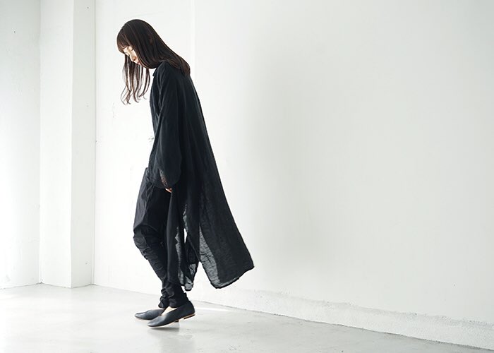 Palm Maison Store 麻１００ のロングシャツ 洗いをかけ 麻ならではのシワ感を楽しめます 裏地のない一枚仕立てなので 通気性も良く 透け感が涼しげな一枚 インナーと併せてシャツワンピースとして 羽織としてもお使いいただけます T Co