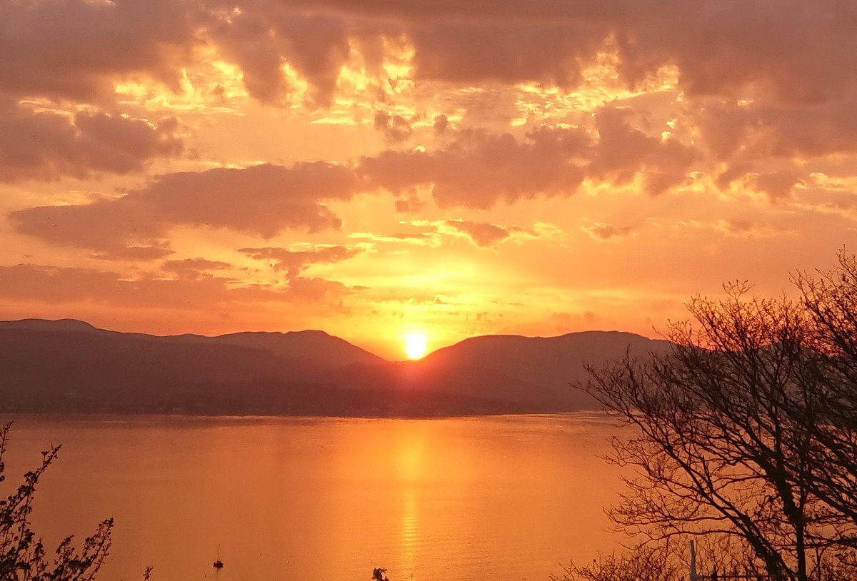 Stunning sky tonight! Love the view from the end of my street 😍
#inverclyde #gourock #sunset #argyll #kirn #holyloch