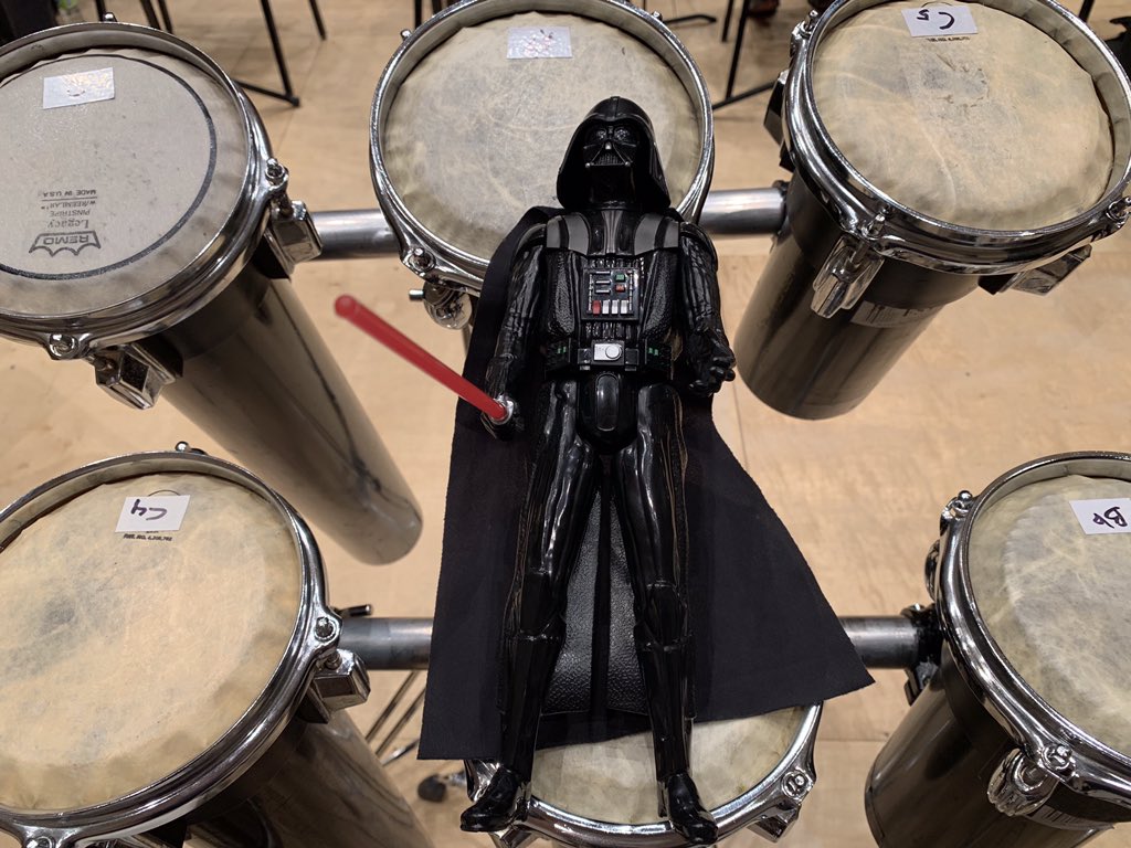 ErikochsnerC's tweet photo. Dark Vador est dans la Maison ici a Montréal! #StarWarsInConcert #StarWarsLive #StarWarsLiveToProjection @GFNProductions @PlaceDesArts #PlaceDesArts https://t.co/Boi3LWBjaU