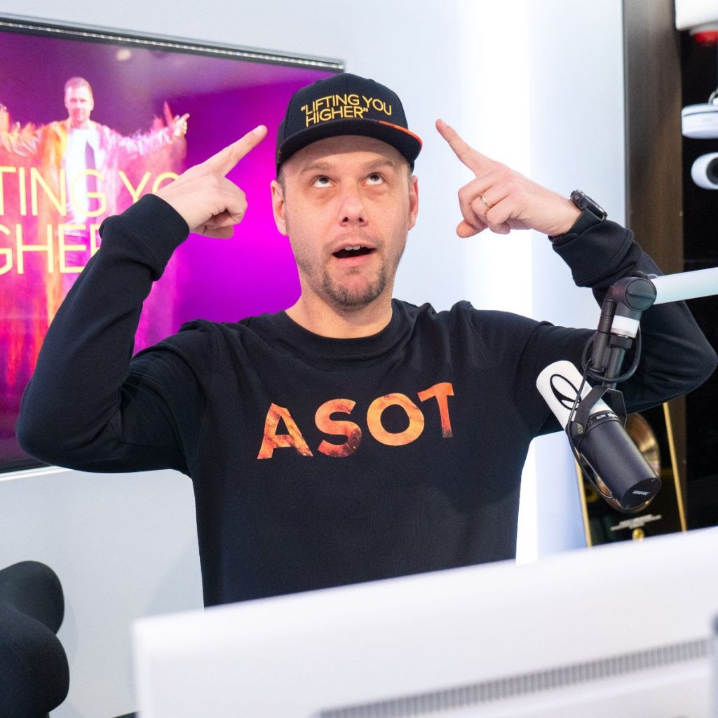 WorldMEvents's tweet image. Woohooo!! 🎉📻🎙️ Awesomeee #ASOT910 with @arminvanbuuren @rubenderonde ❤️  @arminvanbuuren  PREMIERES NEW SINGLE ‘PHONE DOWN’, ASOT XXL RETURNS WITH @rodgmusic! 💥🔥🎉🎶🔊 Check out more➡️➡️➡️ worldmevents.com/asot/