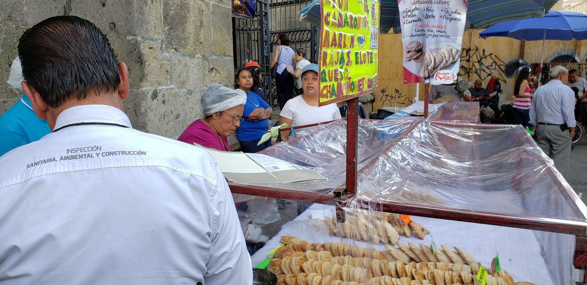eugeniaguera's tweet image. Y los de #EspaciosAbiertos @GuadalajaraGob revisando las #EmpanadasDeVigilia en el #CentroHistorico