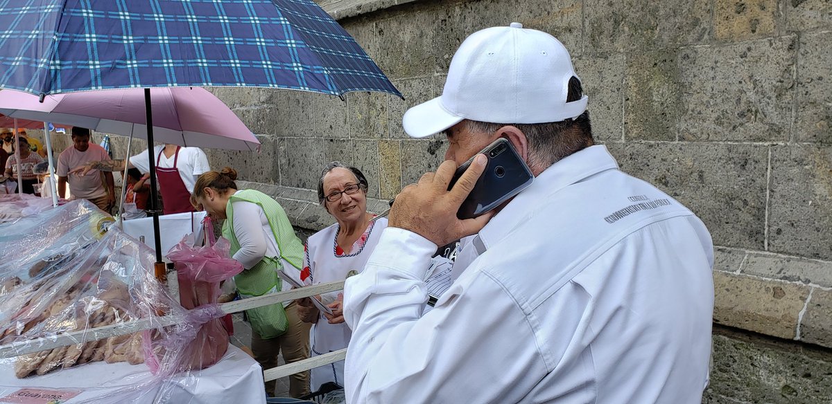eugeniaguera's tweet image. Y los de #EspaciosAbiertos @GuadalajaraGob revisando las #EmpanadasDeVigilia en el #CentroHistorico