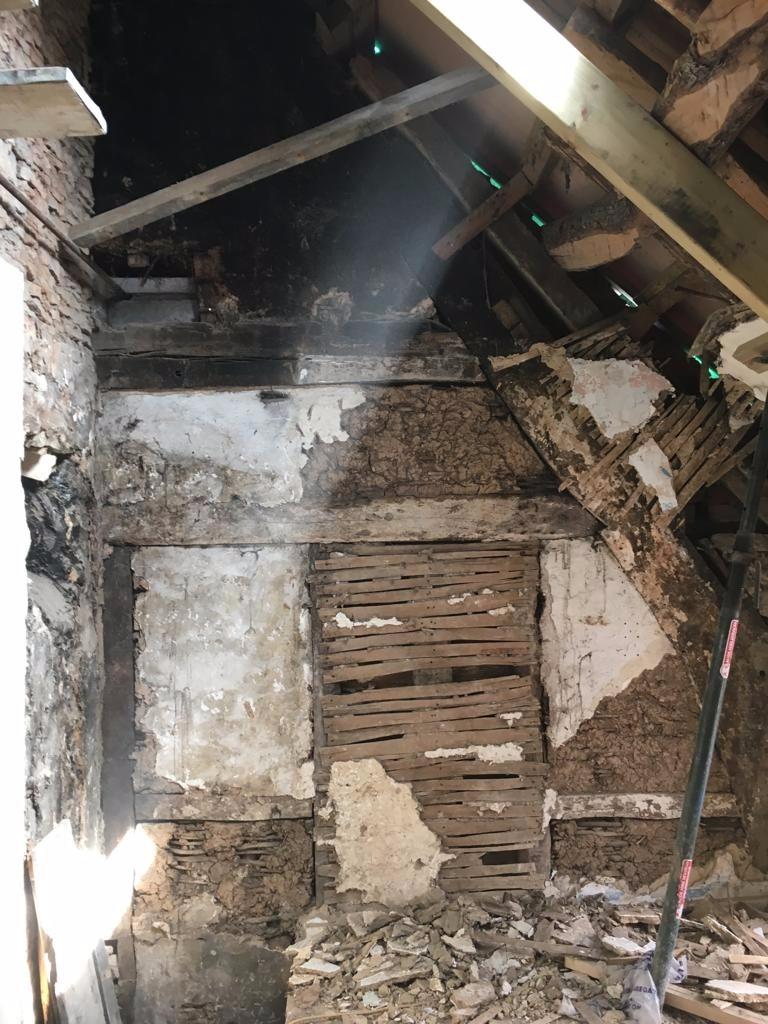 timbarchitect's tweet photo. Not every day you discover a medieval cruck frame in your own house... #Boxbush https://t.co/RnRGNYoWxM