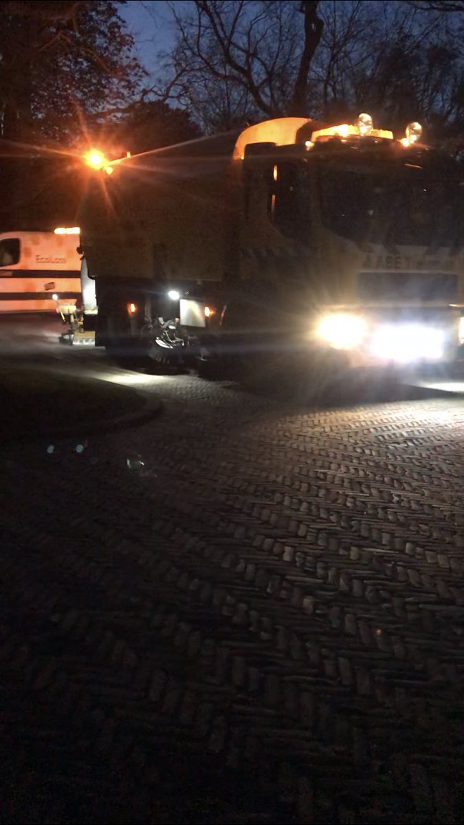 duinwachterGino's tweet photo. Een LandRover op de parkeerplaats in #Meijendel lekte nogal wat Diesel en olie toen hij het gebied in reed. De #ANWB heeft de auto nagekeken en weggesleept, de millieuservice van #EcoLoss heeft de bestrating in het waterwingebied weer helemaal gereinigd. https://t.co/gExoENu5We