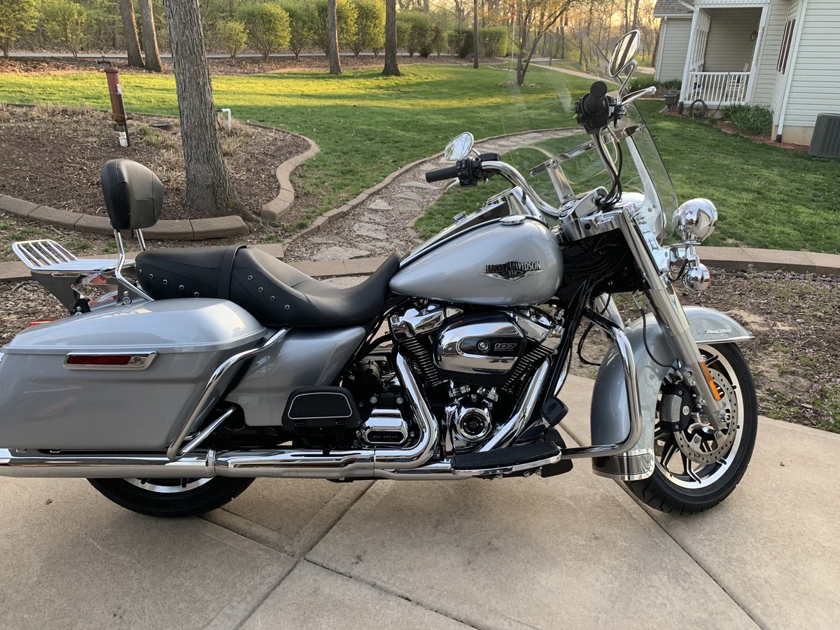 Well, I finally did it. I went out and bought a 2019 #RoadKing, got it a week ago today, I really like it. The color is Barracuda Silver, ya, I’m happy!!