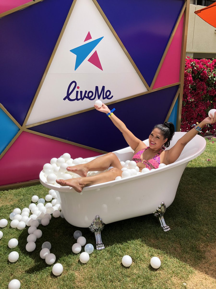 meliliu's tweet photo. I stopped by @streamliveme @dayclub_ps #streamliveme #liveme #dayclubps #HiltonPalmSprings #HiltonPS #Coachella #CoachellaParty #CoachellaPoolParty https://t.co/wjQbguZQMk