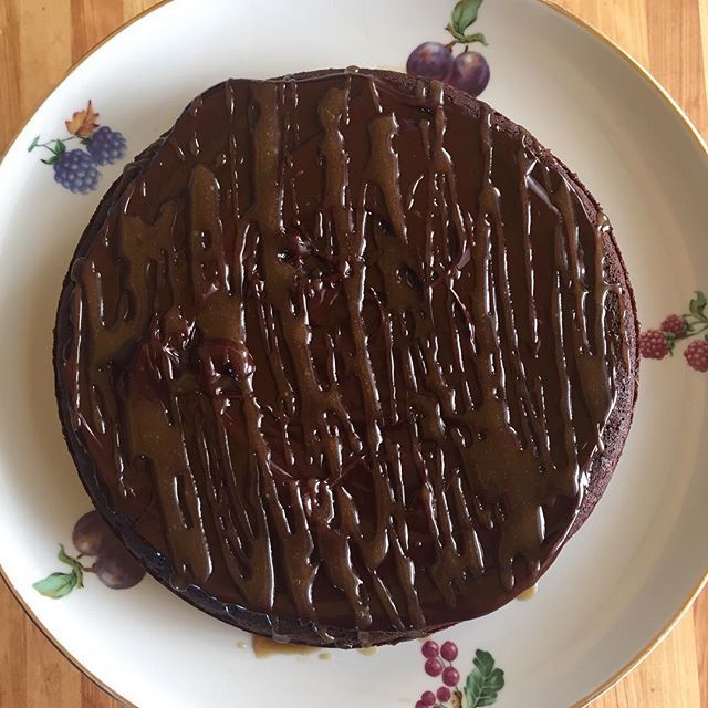 WildAt's tweet image. Happy Passover! Tonight we’re having this flourless chocolate cake with ganache and caramel drizzle. (Recipe from cinnamonspiceandeverythingnice.com) bit.ly/2XspTe8