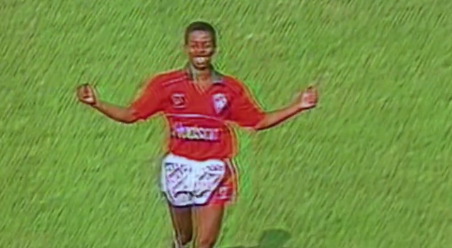_nascimentoluiz's tweet photo. Só consegui assistir hoje ao documentário do @SporTV sobre o Dener. O sentimento é de saudade. Seja dele, do futebol que tanto mudou, da Portuguesa, enfim. Impossível não terminar de ver com lágrima nos olhos. Um belo trabalho. Recomendo a todos: https://t.co/egysA3WsrV https://t.co/lLcmeHXclO