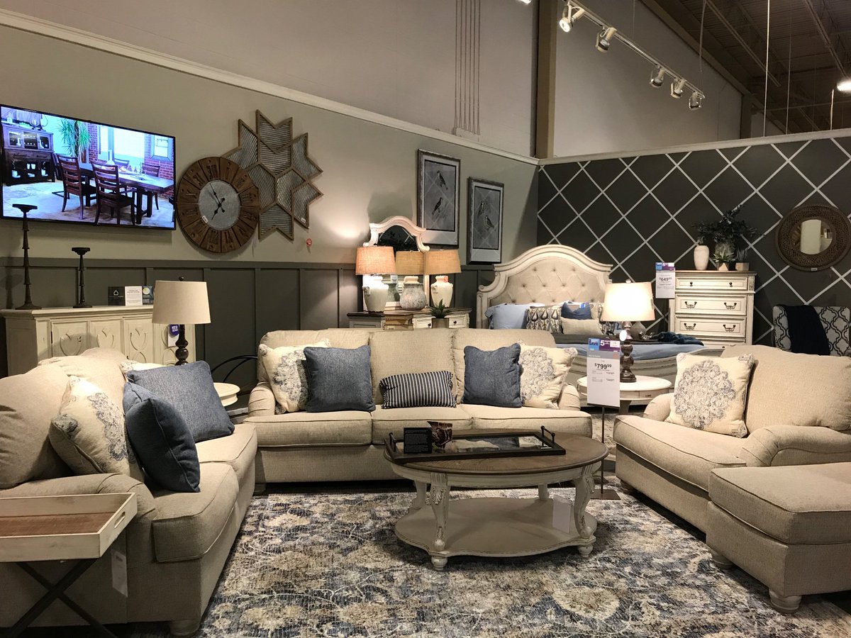1045theriver's tweet photo. Fun at the @AshleyHomeStore, 2385 N. Germantown Pkwy, in Cordova now until 7pm with @KarenPerrin901 from our 104.5 The River Morning Show! #ad #UpdateYourHome #HomeDecor #HappyShopping https://t.co/CBWKoD40CM