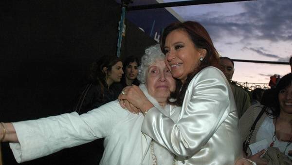 CSVyBNeuquen's tweet photo. Desde la Corriente Sindical  Verde y Blanca de Neuquén  expresamos con dolor nuestro sentido pésame a nuestra conductora política @CFKArgentina  por el fallecimiento de su madre #Ofelia Wilhem. https://t.co/SD9MW3PlYL