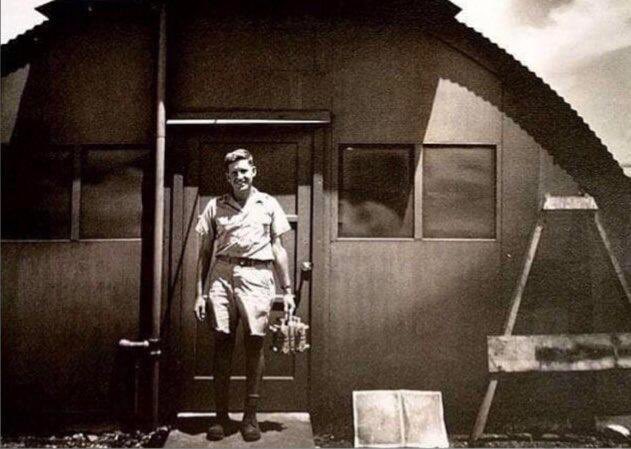 الصندوق الصغير الذي يحمله هذا الرجل هو نواة البلاتينيوم المشع والسام للقنبله النوويه التي اسقطت على ناكازاكي في اليابان عام 1945، والرجل هو العالم الامريكي "هارولد اغنيو" وقد قتل هذا الصندوق الصغير مايزيد عن 70 الف شخص بجانب تشوهات لعشرات الالاف