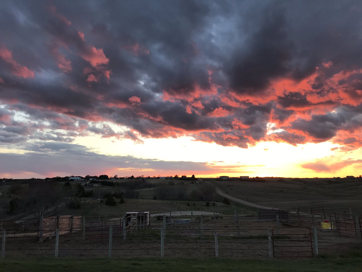 apuffball's tweet photo. Sunset last night #Kearney #Nebraska #sunset @weatherchannel https://t.co/xi59sK2Dbn