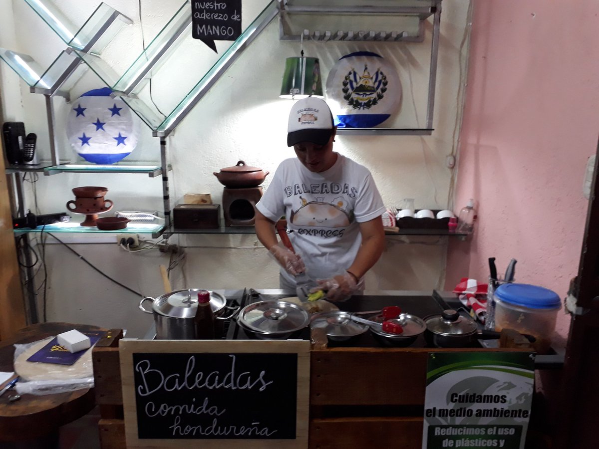 LeoncioSV's tweet photo. Sigo promoviendo el emprendimiento familiar #BaleadasExpress, donde ofrecemos comida tradicional hondureña.
Aquí les dejo el dato por si andan por el Paseo El Carmen, en Santa Tecla https://t.co/SogqYgB9lr https://t.co/ysoqWlEAte