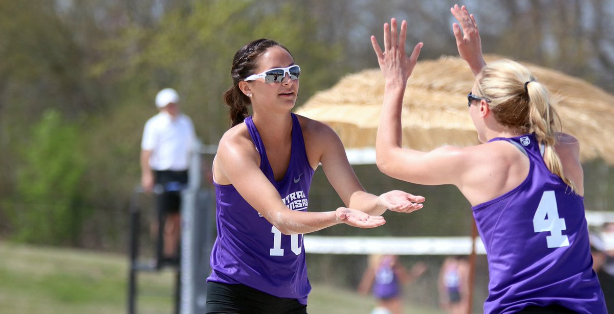 The Beach Bears went 2-1 on Friday and qualified for the championship tournament at the SLC Showcase 💪🏆!

Recap 🏐: bit.ly/2UMz8ca

We take on @HBUBeachVB at 11 a.m. in the semifinals!

#BearClawsUp