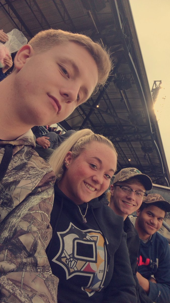 abbierae01's tweet photo. Their first Pittsburgh game! #LetsGoBucs https://t.co/HXYLgS4oVd