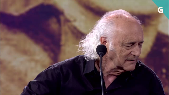 😍😍 <a href="/Amancio_Prada/">Amancio Prada</a>  namóranos cantando 'Nasín cando as prantas nasen' de #RosalíadeCastro 🍀 Olla a canción aquí ➡ tvg.gal/ph0bk2 #Luar1169 <a href="/luartvg/">Luar TVG</a>