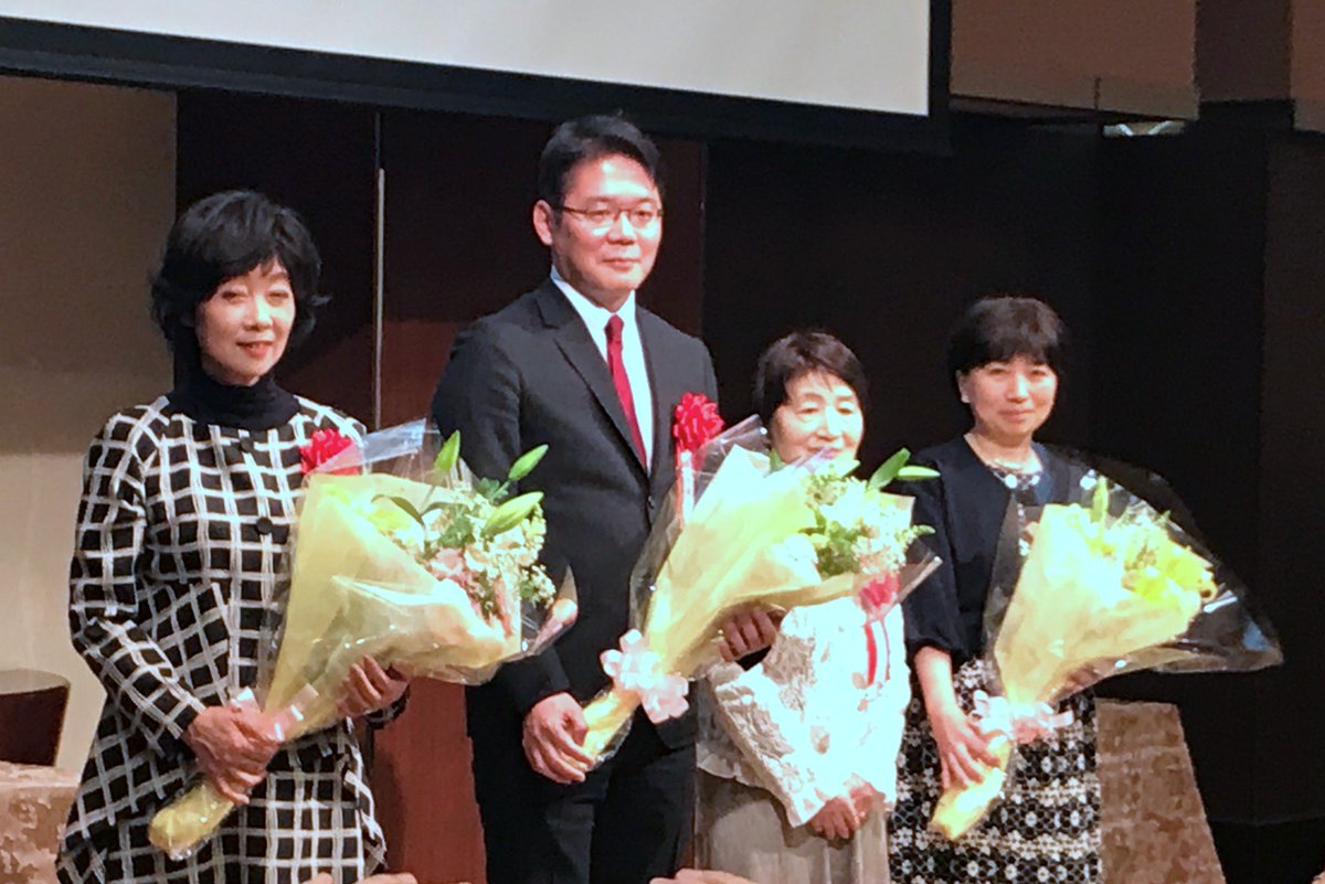 日本sf作家クラブ On Twitter 2019年4月19日 第39回日本sf大賞贈賞式を行い 無事終えられました 大賞 を受賞された 飛ぶ孔雀 山尾悠子様 文字渦 円城塔様 功績賞を受賞された横田順彌様 おめでとうございました そしてご参加いただいたすべての皆様に感謝