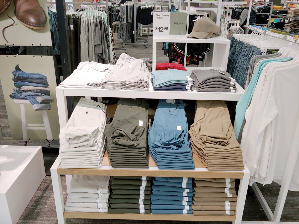 VM_T3306's tweet image. Had alot of fun putting some of the new folding standards into play today!! Always room for improvement, but it looks so much better!! #crispfolds #TARGET #targetstyle #VM #VML #visualmerchandising #T3306 @TargetVt