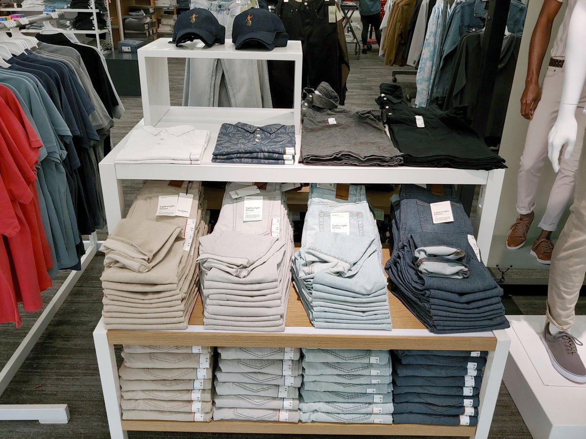 VM_T3306's tweet image. Had alot of fun putting some of the new folding standards into play today!! Always room for improvement, but it looks so much better!! #crispfolds #TARGET #targetstyle #VM #VML #visualmerchandising #T3306 @TargetVt