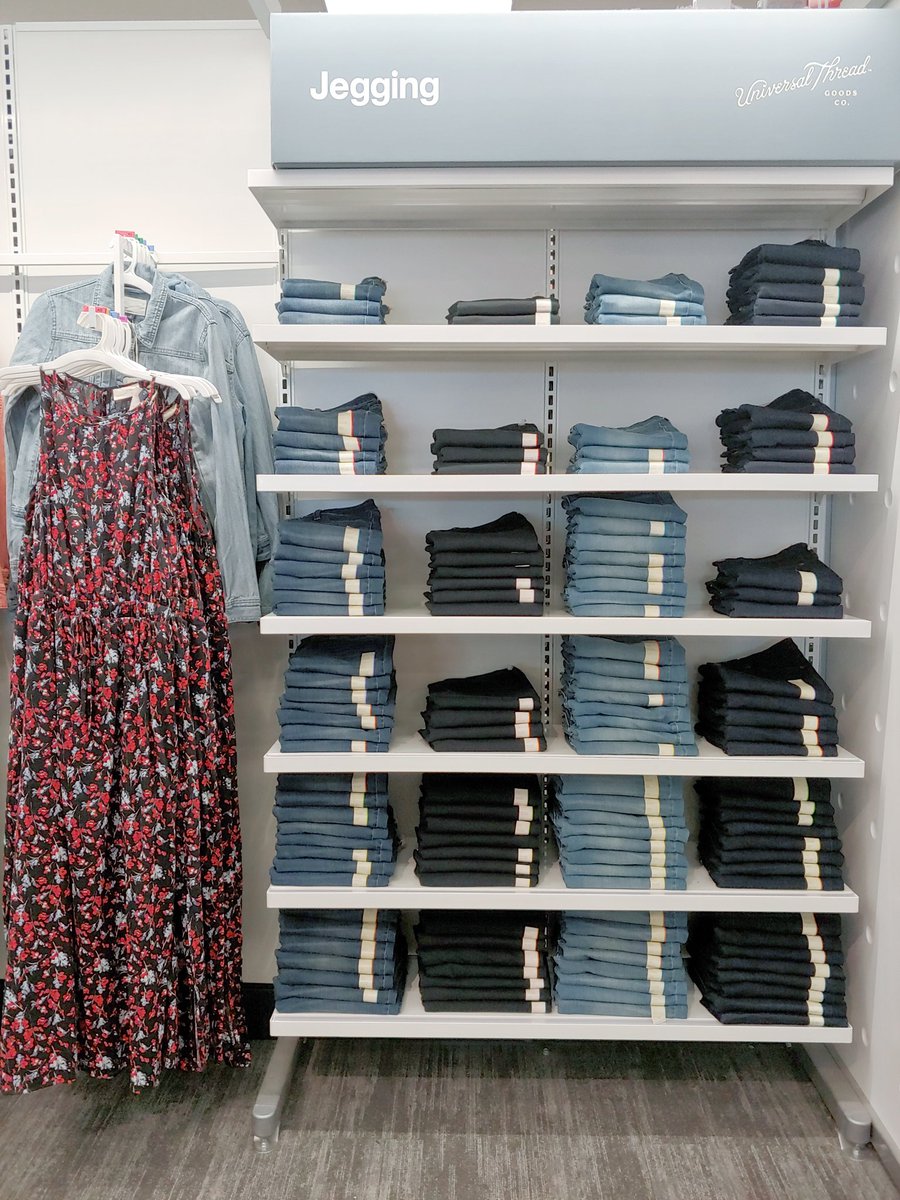 VM_T3306's tweet image. Had alot of fun putting some of the new folding standards into play today!! Always room for improvement, but it looks so much better!! #crispfolds #TARGET #targetstyle #VM #VML #visualmerchandising #T3306 @TargetVt