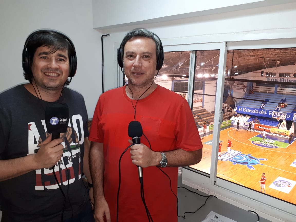 gonzalocontra's tweet photo. #LNB 🏀 ya estamos en el #Contte para hacer @ClubRegatasCtes (19-12) 🆚 @InstitutoACC (20-9) a través de 📻 @LaRedCorrientes 107.1 MHZ https://t.co/GU2Auef4Ad junto a @ferpumabarreto y @DiegoAguirre1 Nos acompañan ❓ https://t.co/EkD8wtVdX4