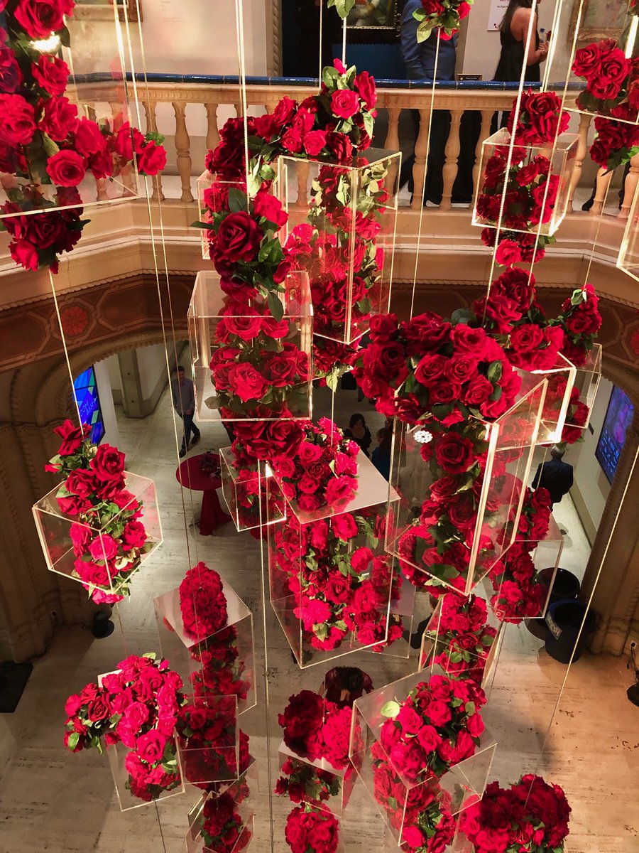Last week’s stunning floating rose chandelier at ⁦@SDMA’s Art Alive 2019 🌹🖤🌹 #ArtAlive #BloomBash