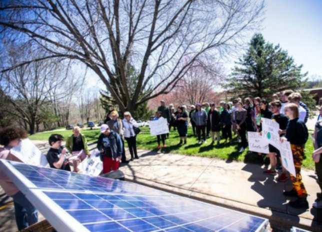 AlexCHowe's tweet image. 5th week of #schoolstrike4climate at @IowaCitySchools! @GretaThunberg @FFF_USA @AlexandriaV2005 @moogysmaszimo