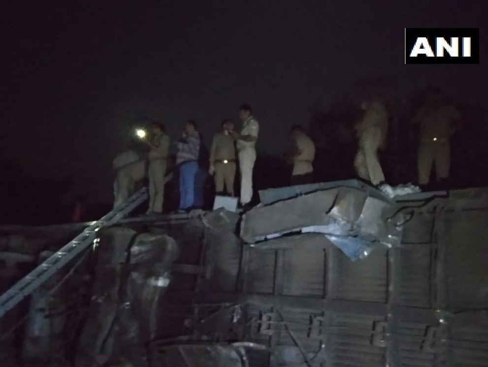 TOIKolkata's tweet image. Total 12 coaches of Poorva Express, plying from Howrah to New Delhi, derailed near Rooma village in Kanpur in the wee hours of Saturday. 4 out of 12 coaches had overturned. No casualties reported. (ANI) #PoorvaExpress #Howrah