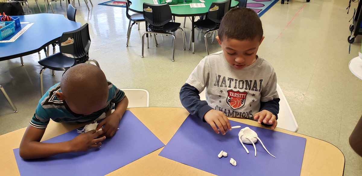 MrsFunaro's tweet photo. Club Success has been busy learning about jellyfish!  From watching how they live in the water to creating our very own.  These friends have lots to share about this  interesting sea creature. @MrsFunaro @SEM_Dalers https://t.co/2s8oteuzJl