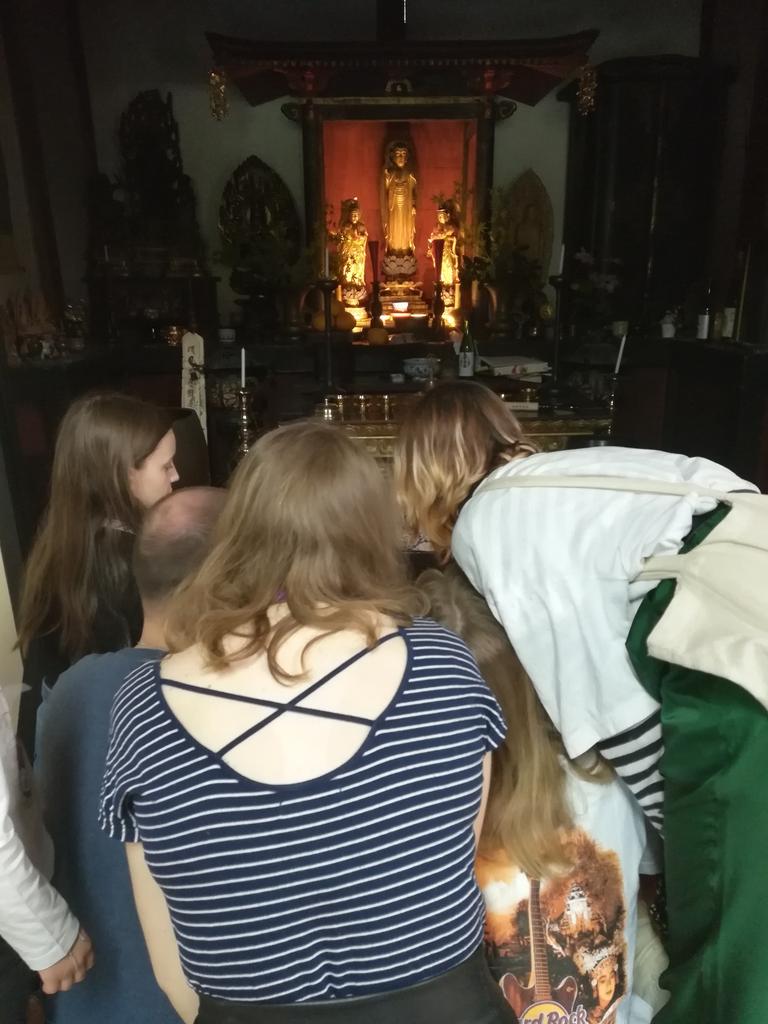 ayacocoa0216's tweet photo. 昨日一行はリードオルガンが9台もえあるオルガン寺、長楽寺を訪れ、西気賀小学校の児童たちと交流、学校訪問で仏画体験、その後細江文化協会の方々のサポートで浴衣体験などしました🇵🇱🌸
今日は、いよいよ公演の日です。サウンドチェックなどが進んでいます。
#Polja #ポーランド #FIK #AFERA https://t.co/hrKhjYGGDe
