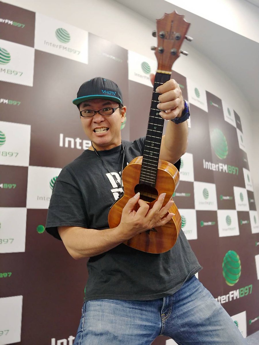 おはようございます！ #QUEEN の来日公演が発表されましたね～！今日は、ブライアンVanceメイでお届けしていきますよ～！今週もハワイアンの風と共にロックな音楽をオンエア！盛り上がっていきましょう！クィーーーン！！（ギターの音）#QUEENジョーク #vkifm #interfm897