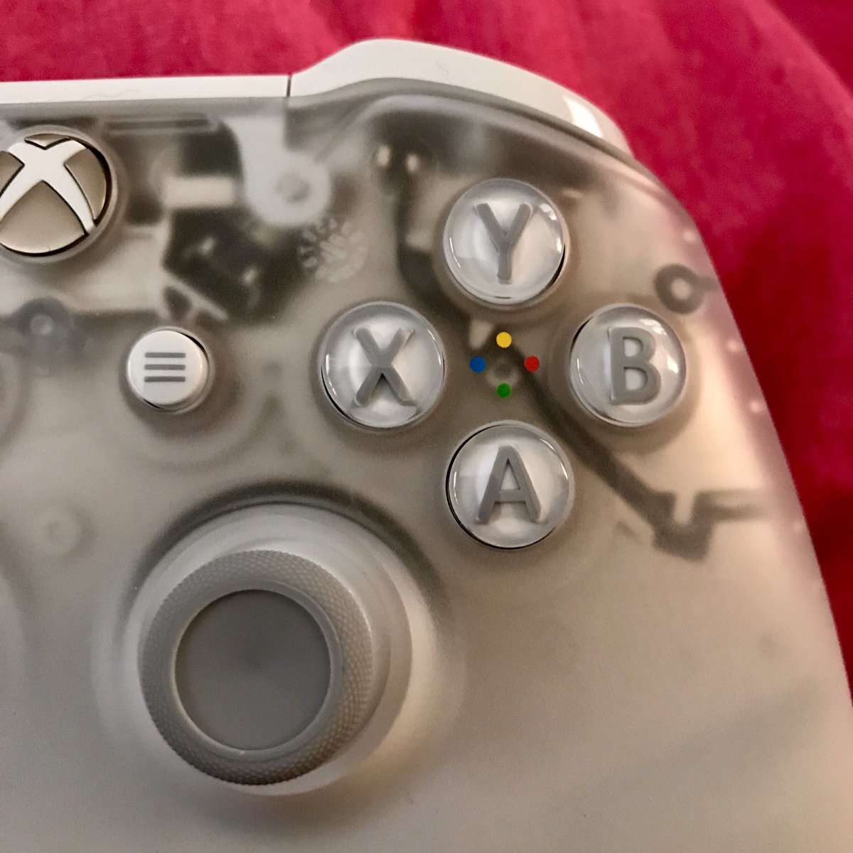 OriginalScuba's tweet photo. Take a bow @Xbox - the #PhantomWhiteController is....absolutely....stunning! 🎮 #SpecialEdition https://t.co/OyK4xko8hT