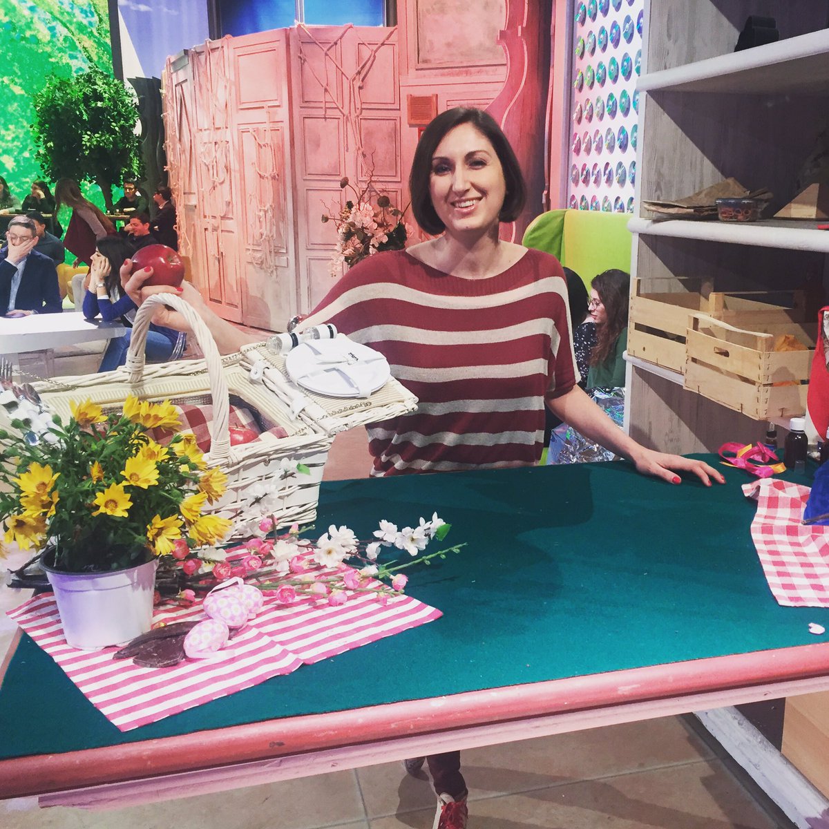 La Pasquetta è uno dei giorni in cui più si producono #rifiuti. H 10 in onda su #rai1 con idee per una #Pasquetta #ecologica.
Newsletter https://goo.gl/BpjkH7
canale Youtube https://goo.gl/8zUfYV
Facebook http://www.facebook.com/autoproduciamo
#luciacuffaro #riduzionerifiuti #pasqua #green