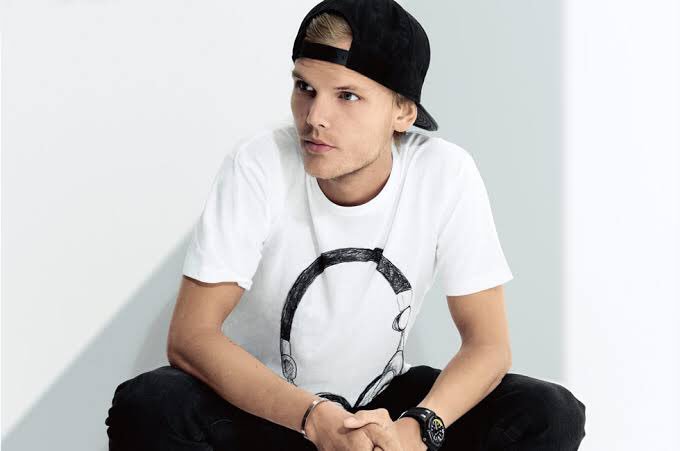 yui_1122_0709's tweet photo. 今日でAviciiが亡くなってから１年だなんて...去年このニュースを見た時は正直信じられなかったし、こんなに才能のある人が28歳で亡くなるなんて衝撃的だった。でも未だに彼の音楽が好きだし、名曲をたくさん残してくれてありがとう。 #RIPAvicii https://t.co/BjPSX9v8Je