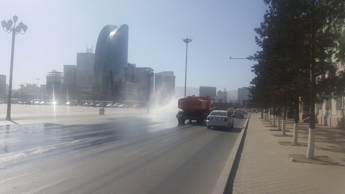 UlaanbaatarMng's tweet photo. Зориулалтын усалгааны машинаар өглөө бүр хотын гудамж талбайн  мод бут, зүлэг ногоо, авто замыг усалж, агаар орчныг чийгшүүлж байх болно https://t.co/0g2Ww8lzKE